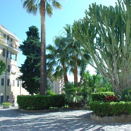 Giardino Del Mare Apartment Бордихера Екстериор снимка